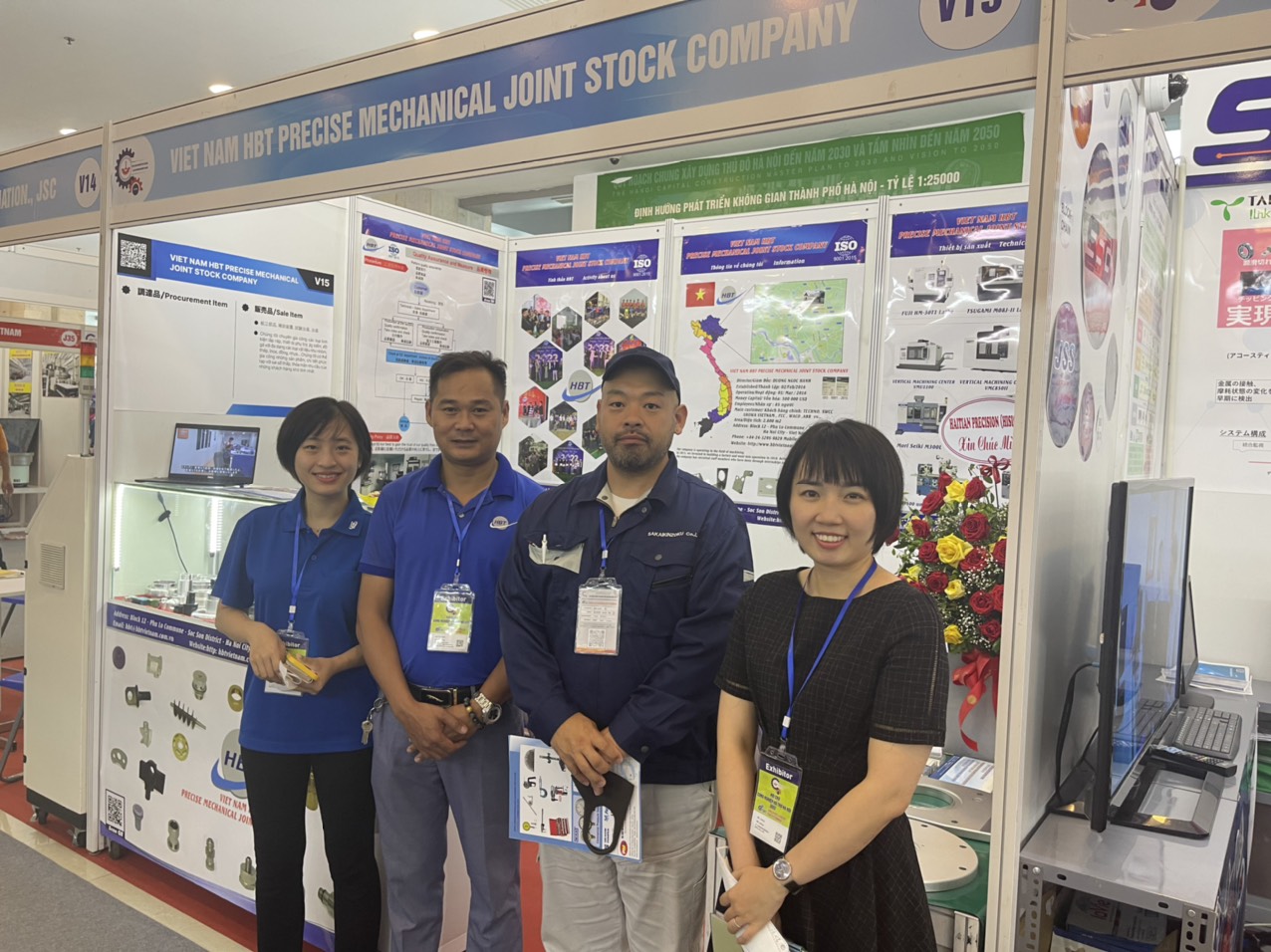 Khách hàng ghé thăm gian hàng của chúng tôi Khách hàng ghé thăm gian hàng của chúng tôi